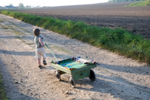 Kind spielt unbeaufsichtigt mit Bollerwagen