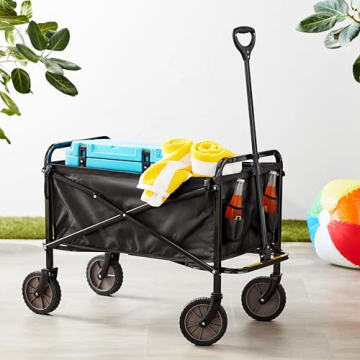 Amazon Basics Zusammenklappbarer Bollerwagen für den Garten im Einsatz