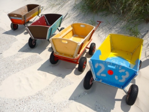 Bunte Bollerwagen am Strand