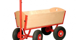Roter Bollerwagen aus Holz