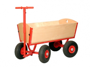 Roter Bollerwagen aus Holz